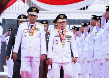 Hadiri  Upacara Penurunan Bendera , Gubernur Tegaskan  Bangun Bangsa Dengan Persatuan