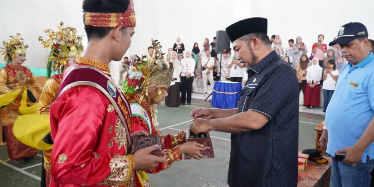 Sekda Sudirman Harap Anak Didik SMAN Titian Teras Unggul dan Berkualitas