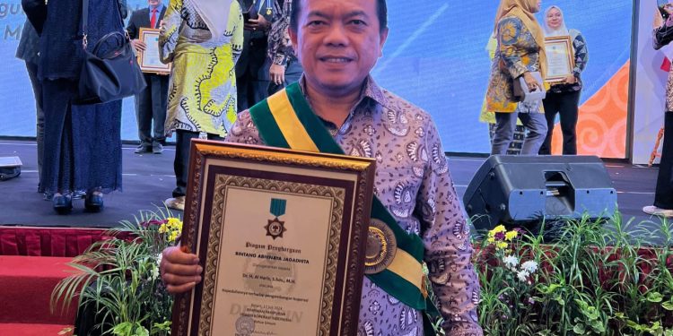 Al Haris Terima Penghargaan Bintang Abhinaya Jagadhita dari Dekopin