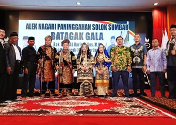 Al Haris dan Hesnidar Haris Dianugerahi Gelar Adat Nagari Paninggahan Solok