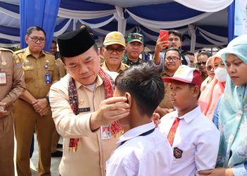 Diserahkan Gubernur Al Haris, 410 Siswa di Muaro Jambi Terima Dumisake Bantuan Pendidikan