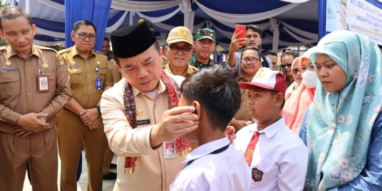 Diserahkan Gubernur Al Haris, 410 Siswa di Muaro Jambi Terima Dumisake Bantuan Pendidikan