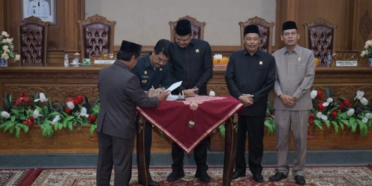 Pj. Bupati Muaro Jambi Hadiri Rapat Paripurna DPRD Kabupaten Muaro Jambi Penyampaian KUA PPAS Tahun 2024