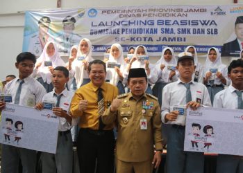 Diserahkan Gubernur Al Haris, 1.259 Siswa Tidak Mampu di Kota Jambi Terima Bantuan Dumisake Pendidikan