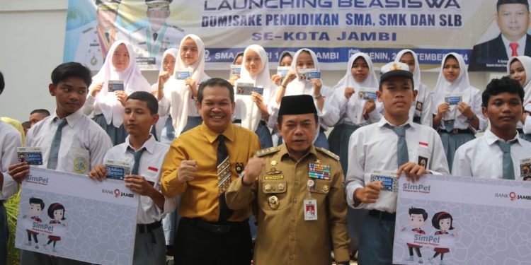 Diserahkan Gubernur Al Haris, 1.259 Siswa Tidak Mampu di Kota Jambi Terima Bantuan Dumisake Pendidikan