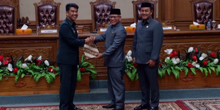 Pj. Bupati Muaro Jambi Hadiri Rapat Paripurna DPRD Tentang Pandangan Umum Fraksi Dewan Terhadap Ranperda APBD Tahun Anggaran 2025