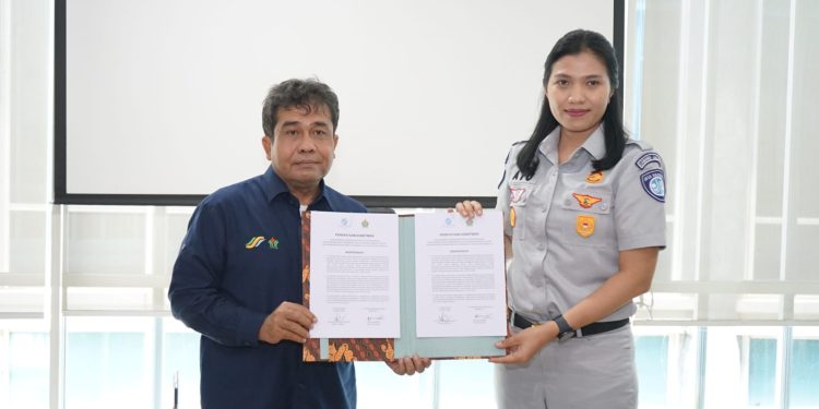 PTPN IV dan Jasa Raharja Jambi Tanda Tangani Komitmen Bersama dalam Kepatuhan Pajak Kendaraan Bermotor, SWDKLLJ, dan PNBP