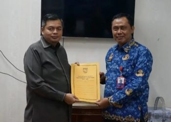 Ketua DPRD KFA Serahkan SK Penetapan Pimpinan DPP Partai Golkar ke Sekretaris DPRD Kota Jambi