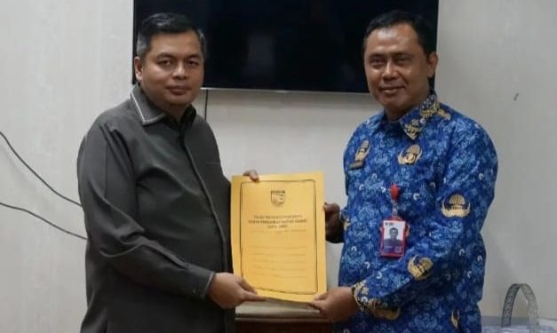 Ketua DPRD KFA Serahkan SK Penetapan Pimpinan DPP Partai Golkar ke Sekretaris DPRD Kota Jambi