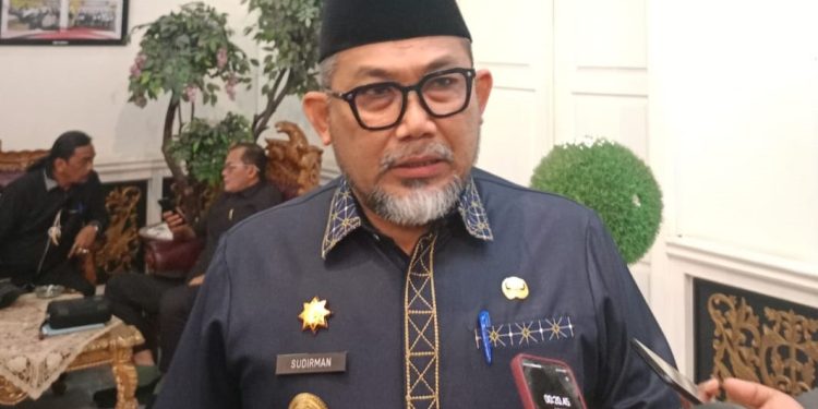 Pjs. Gubernur Sudirman Apresiasi Pandangan Umun Fraksi DPRD Terhadap RAPBD 2025