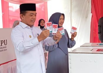 Gubernur Al Haris Gunakan Hak Suaranya di TPS 14 Kediaman Pribadinya
