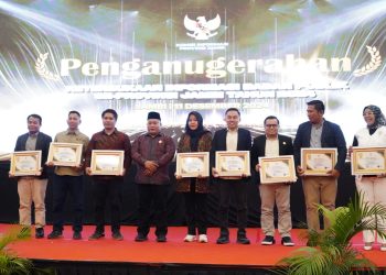 Bawaslu Jambi Borong Predikat Informatif *Dalam Malam Penganugerahan Keterbukan Informasi Badan Publik se-Provinsi Jambi Tahun 2024