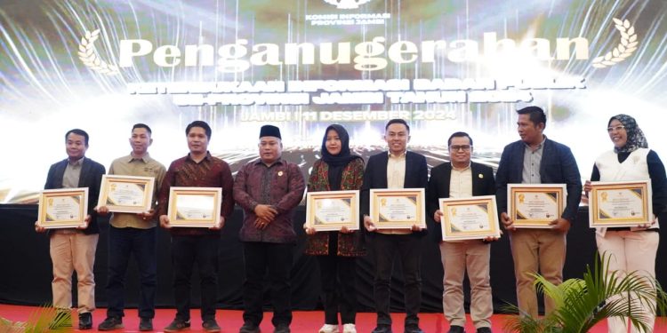 Bawaslu Jambi Borong Predikat Informatif *Dalam Malam Penganugerahan Keterbukan Informasi Badan Publik se-Provinsi Jambi Tahun 2024