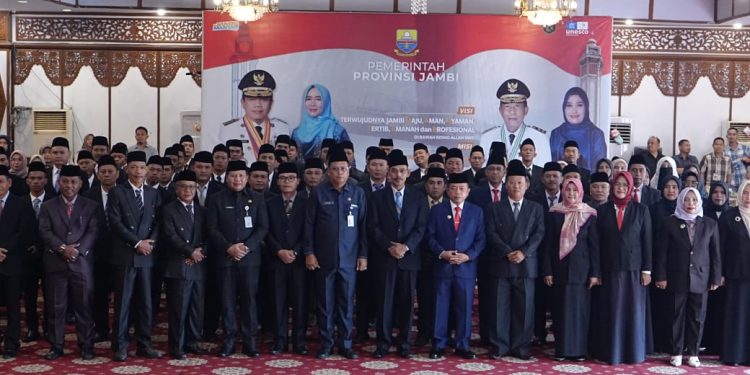 Lantik Kepala Sekolah dan Pejabat Fungsional, Gubernur Al Haris Dorong Maksimalkan Program Pengembangan SDM