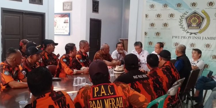 Pemuda Pancasila Kota Jambi Kunjungi Sekretariat PWI Jambi, Tanya Soal Tugas Wartawan