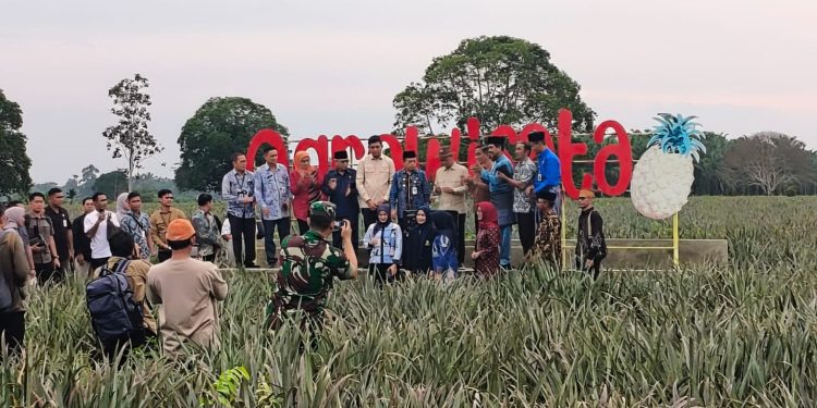 Menteri Desa Yandri Susanto Bersama Al Haris Kunjungi Desa Wisata Tangkit Baru