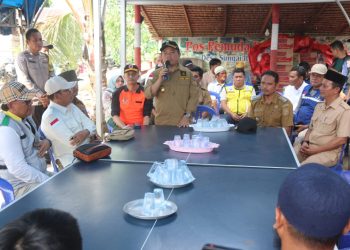Gubernur Al Haris Serahkan Bantuan Sosial Korban Kebakaran Rumah di Desa Sungai Itik