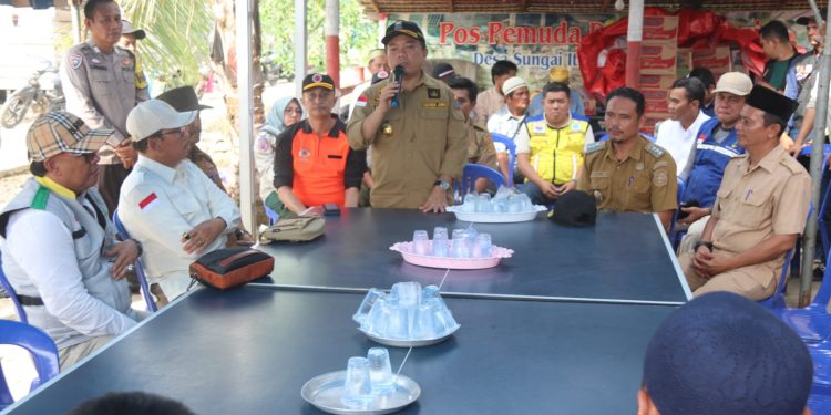 Gubernur Al Haris Serahkan Bantuan Sosial Korban Kebakaran Rumah di Desa Sungai Itik