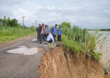 Penjabat Bupati Muaro Jambi Raden Najmi Meninjau Langsung Ada Laporan Jalan Amblas di Taman Rajo