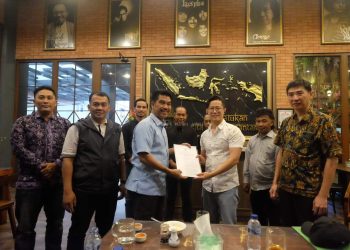 Penyerahan SK Calon Penerima Kegiatan Fasilitasi Pembangunan Kebun Masyarakat Sekitar oleh PT. Erasakti Wira Forestama kepada Masyarakat Desa Sakean