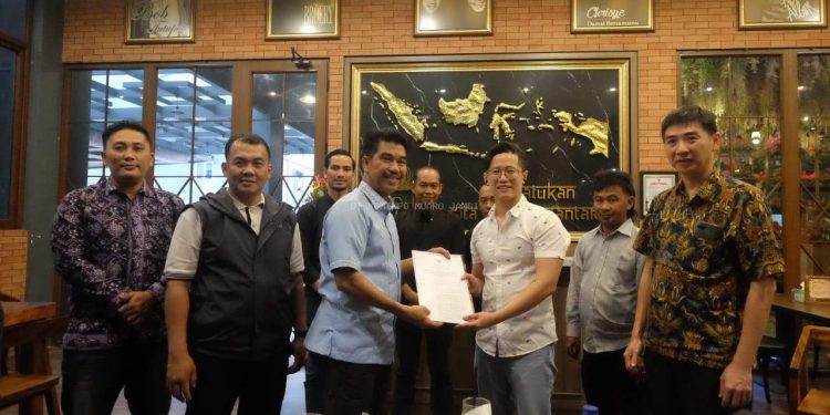 Penyerahan SK Calon Penerima Kegiatan Fasilitasi Pembangunan Kebun Masyarakat Sekitar oleh PT. Erasakti Wira Forestama kepada Masyarakat Desa Sakean