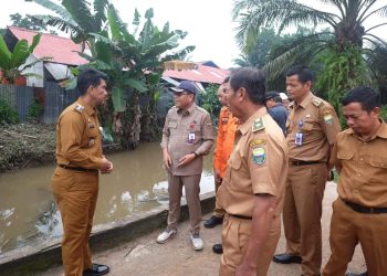 Penjabat Bupati Muaro Jambi Raden Najmi Meninjau Lokasi Banjir di Desa Tangkit Lama Kecamatan Sungai Gelam
