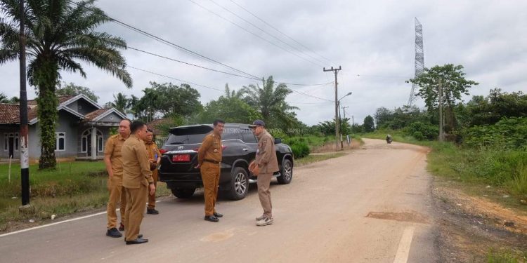 Penjabat Bupati Muaro Jambi Drs Raden Najmi Tinjau Sejumlah Ruas Jalan Yang Ada di Bukit Baling