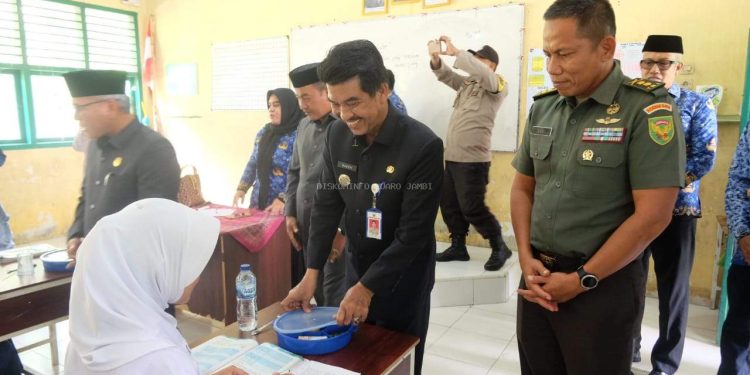 Pantau Makan Bergizi Gratis, Penjabat Bupati Kabupaten Muaro Jambi DRS Raden Najmi: Secara Umum Hari Ini Berjalan Lancar