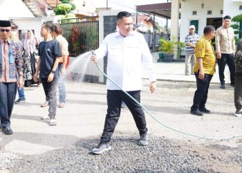 Ketua DPRD Kota Jambi Turlap Pantau Perbaikan Jalan di Kelurahan Selamat