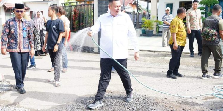 Ketua DPRD Kota Jambi Turlap Pantau Perbaikan Jalan di Kelurahan Selamat