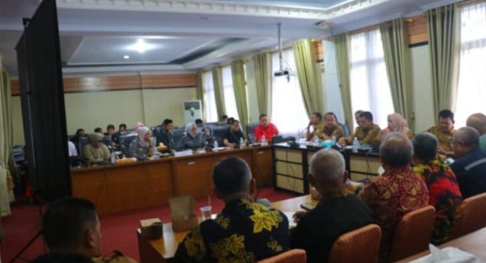Ketua DPRD Tanjab Timur Gelar RDP Bahas Transparansi Tenaga Kerja, CSR dan Limbah Perusahaan