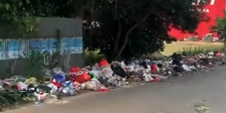 Jalanan di Kasang Pudak Jadi Area Pembuangan Sampah