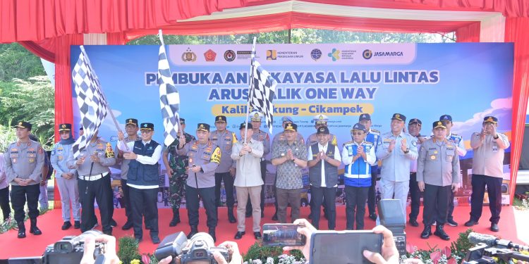 Pastikan Arus Balik Idulfitri 2025 yang Aman, Nyaman, dan Berkeselamatan, Kapolri dan Para Stakeholder Operasi Ketupat 2025 Resmikan Pelaksanaan One Way Nasional di KM 414 Kalikangkung