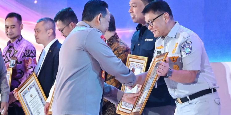 Jasa Raharja Terima Penghargaan dari Kapolri pada Acara Rakernis Fungsi Lalu Lintas 2025