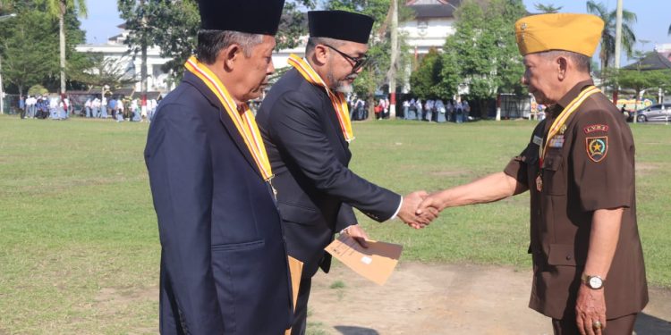 Wagub Sani dan Sekda Sudirman Terima Penghargaan Bintang Legiun Veteran Republik Indonesia