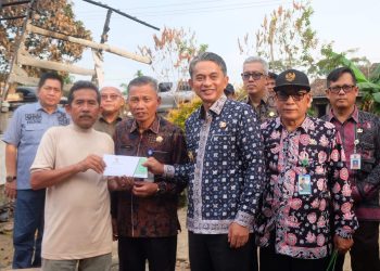 Wakil Bupati Muaro Jambi Junaidi Mahir Tinjau Lokasi Pasca Kebakaran di Desa Tunas Baru