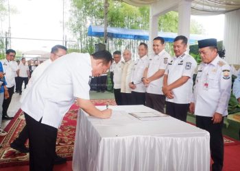 Bupati Muaro Jambi Bambang Bayu Suseno, SP, MM, M.S.i Lakukan Penandatangan MoU bersama Kepala Badan Gizi Nasional RI Dalam Memantapkan Program Makan Bergizi Gratis di Provinsi Jambi