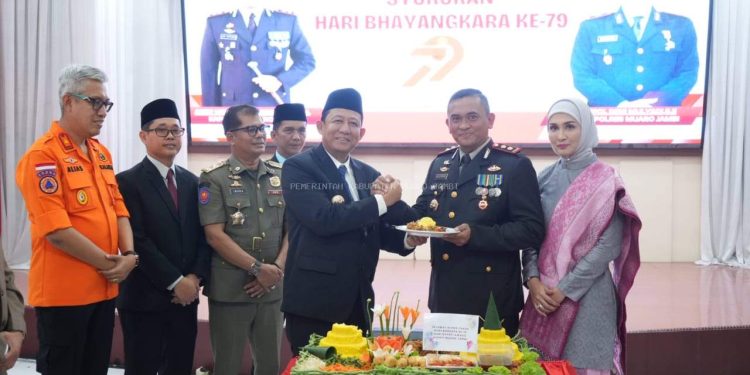Bupati Muaro Jambi Hadiri HUT Bhayangkara ke-79 di Lapangan Polres Muaro Jambi