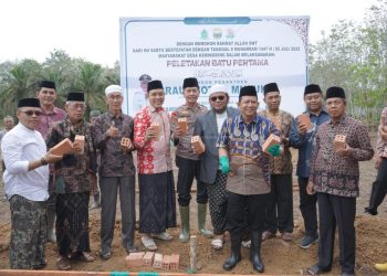 Bupati Muaro Jambi Hadiri Peletakan Batu Pertama Pembangunan Ponpes Raudhotul Muluk Desa Kemingking Dalam