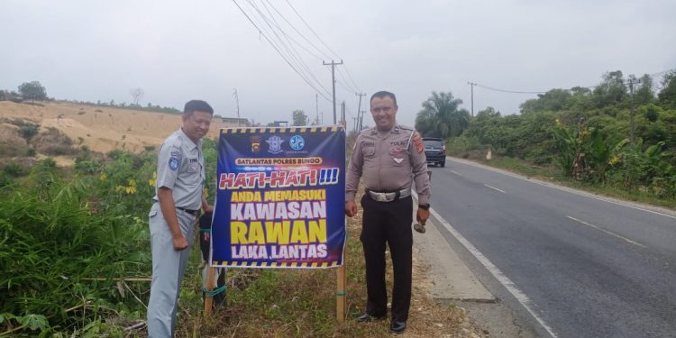 Pemasangan Spanduk Peringatan Rawan Kecelakaan di Wilayah Muara Bungo