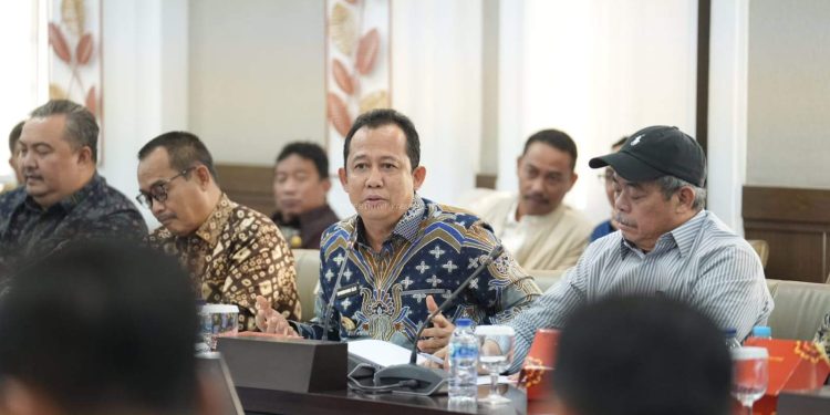 Bupati Muaro Jambi, Dr. Bambang Bayu Suseno Hadiri Rapat Tim Gabungan Sumur Minyak Masyarakat