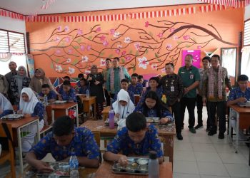 Gubernur Al Haris Dampingi Wamen PAN-RB Tinjau Pelaksanaan MBG di SMAN 10 Kota Jambi