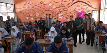Gubernur Al Haris Dampingi Wamen PAN-RB Tinjau Pelaksanaan MBG di SMAN 10 Kota Jambi