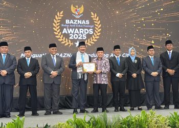 Gubernur Jambi Al Haris Terima Penghargaan BAZNAS Awards 2025