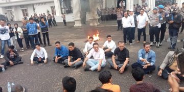 Dibawah Guyuran Hujan, Ketua DPRD Hafiz Fattah Terima Aspirasi Masyarakat