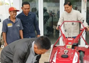 Wakil Ketua DPRD Kota Jambi Serahkan Hand Tractor Rotary ke Kelompok Tani Bohok Tani, Dorong Ketahanan Pangan Lokal