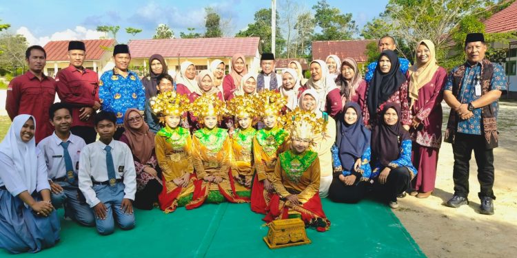 Gubernur Al Haris Kunjungi SMKN 7 Tanjab Barat, Tinjau Labor Baru dan Tekankan Pendidikan Berkarakter