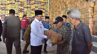Walikota Jambi dan Wawako Serahkan 12.000 Paket Sembako Ramadhan di Taman Donorejo
