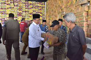 Walikota Jambi dan Wawako Serahkan 12.000 Paket Sembako Ramadhan di Taman Donorejo