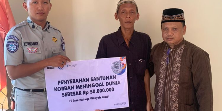 Jasa Raharja Jambi Gerak Cepat Serahkan Santunan Korban Laka Lantas di Depan UNJA Mendalo